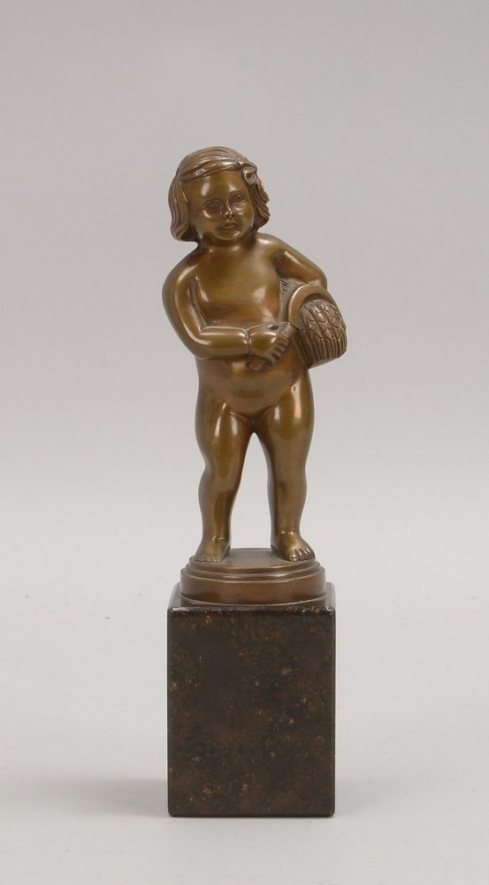 Bronzeskulptur, 'Mädchen mit Sichel und Ähren', signiert, auf Marmorsockel; Höhe 24 cm