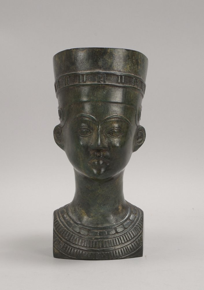 Bronzebüste (nach ägypt. Vorbild), 'Nofretete', Hohlguss mit grüner Patina; Höhe 26 cm
