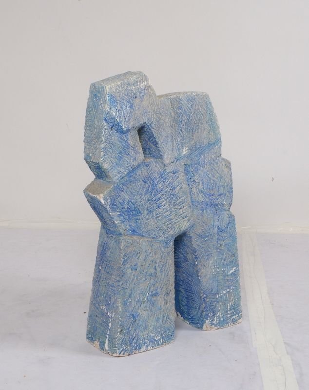 Neumann, Fritz, Steinskulptur, 'Kubist. Komposition', teils blau lasiert; Höhe 75,5 cm