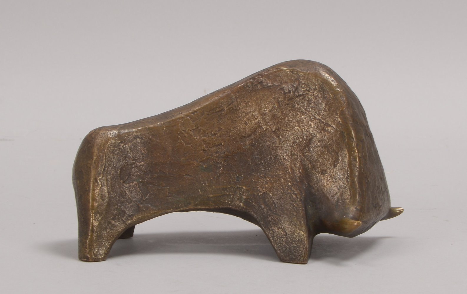 Bronzeskulptur, 'Stier' - stilisierte Darstellung, unsign.; Höhe 10 cm, Länge 17,5 cm