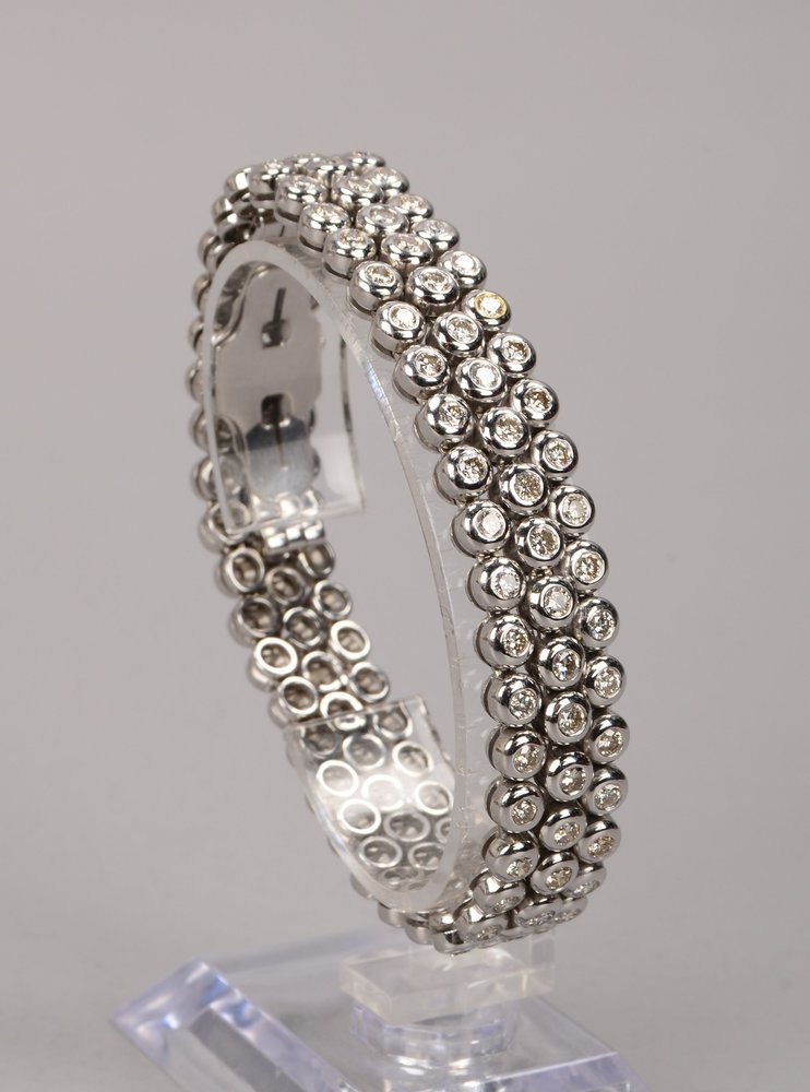 Exkl. Tennisarmband, 750 WG, 3-reihig, Brill./zus. ca. 5,7 ct, mod. Feinschliff, Weiß, 'Vsi - lp