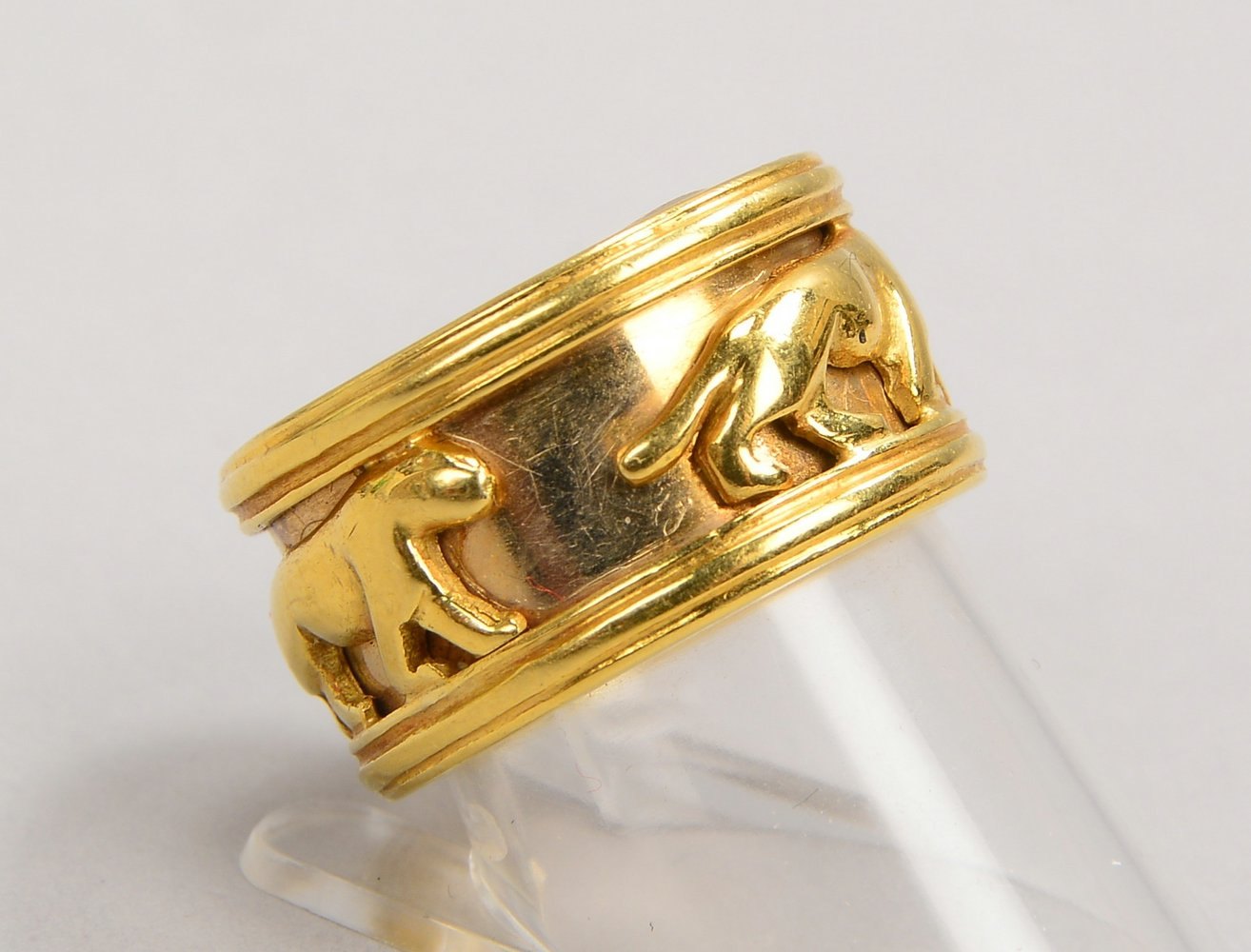 Ring, 750 GG (gest.), Ringschiene mit figürl. Reliefs: RG 55, Gewicht 14,60 g('Panther')