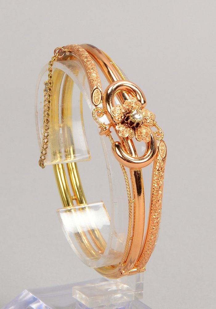 Armreif, 585 GG/RG (gest), mit Diamantrose, mit Sicherheitskette; Gew. 15 g