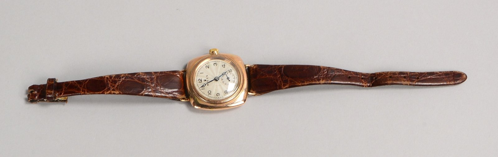 DAU Rolex, 375 GG-Gehäuse/Lederarmband, Handaufzug; Maße 28 x 28 mm