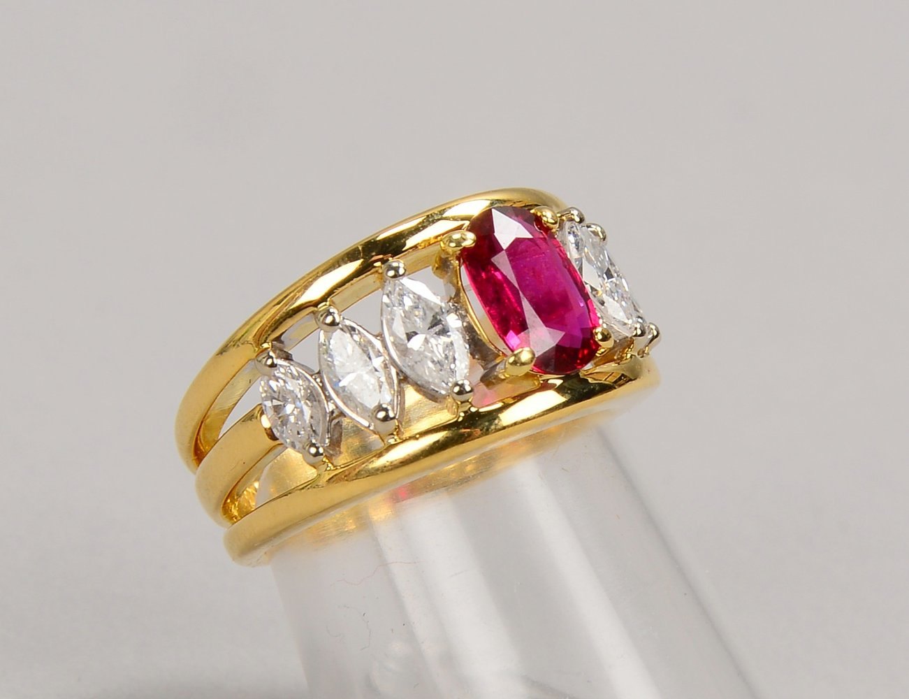 Ring, 750 GG (gest.), mit ovalem Rubin von ca. 1,1 ct, und 6x Diam./zus. ca. 0,44 ct; RG 52
