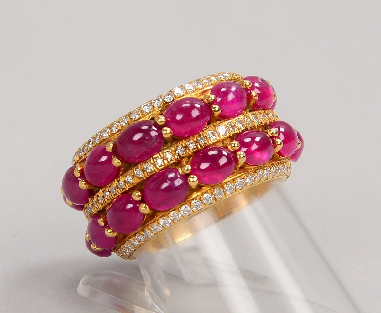 Ring, 750 GG (gest.), 26x Rubin-Cab./zus. ca. 14 ct, und Diam./zus. ca. 1,25 ct; RG 55