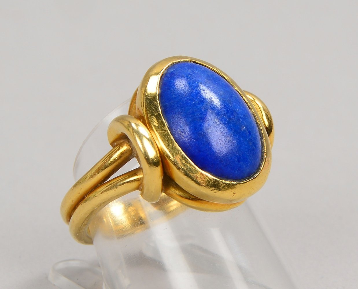 Ring, 750 GG (gest.), mit einzelnem Lapislazuli-Cabochon; RG 56, Gewicht 13 g