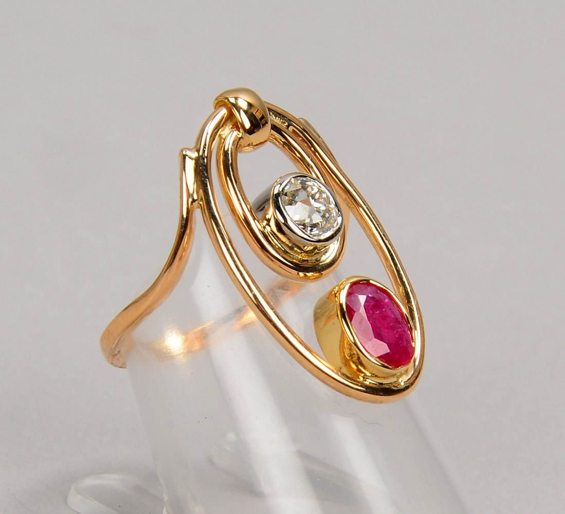 Ring, 750 GG (gest.), mit Diam. von ca. 0,25 ct, und ovalem Rubin von ca. 0,20 ct; RG 54
