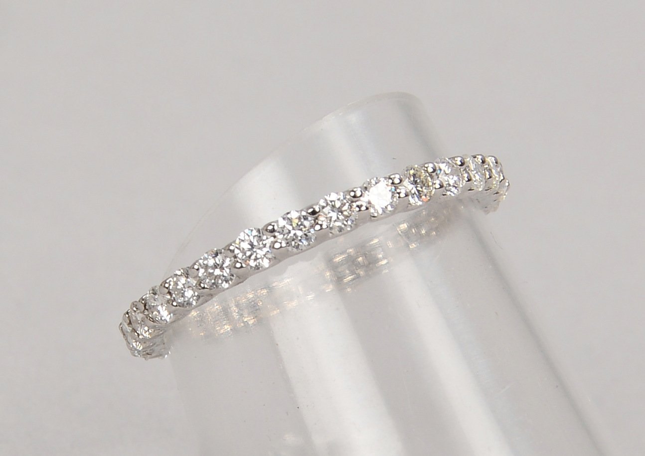 Ring, 750 WG, mit 29x kl. Brill./zus. ca. 0,81 ct, 'F - Vsi'; RG 53, Gew. 1,24 g - mit Zertifikat!