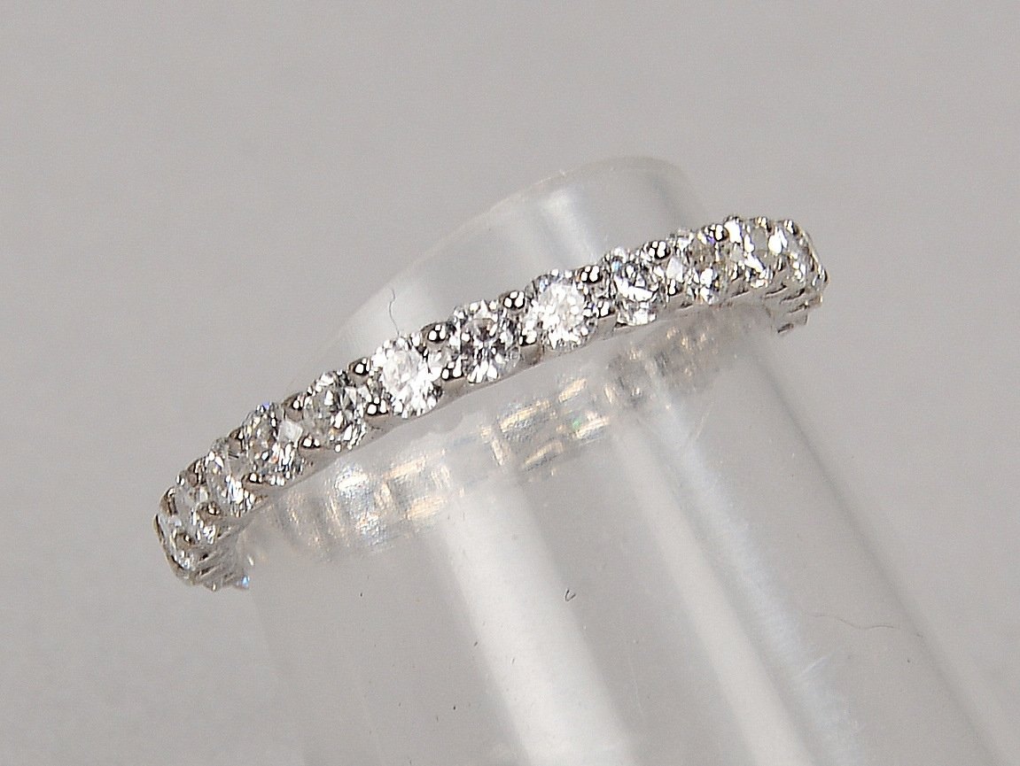 Ring, 750 WG, mit 27x kl. Brill./zus. ca. 1,22 ct, 'F - Vsi'; RG 52, Gew. 1,24 g - mit Zertifikat!