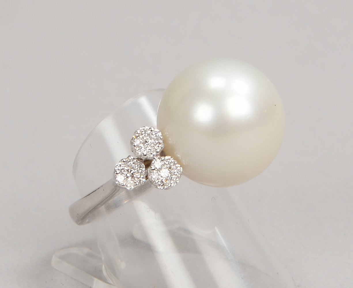 Ring, 750 WG (gest.), mit Mabé-Perle/Ø 15 mm, und 42x kl. Brill./zus. ca. 0,50 ct; RG 56