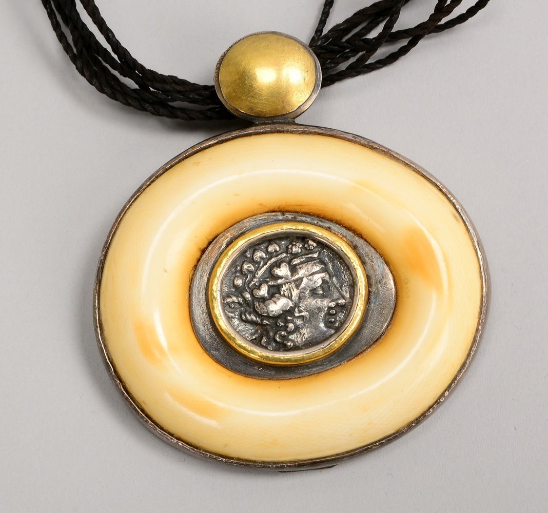 Lars Jensen, Collier, Silber-Anhänger mit antiker röm. Münze/in Bein-Fassung mit Gold