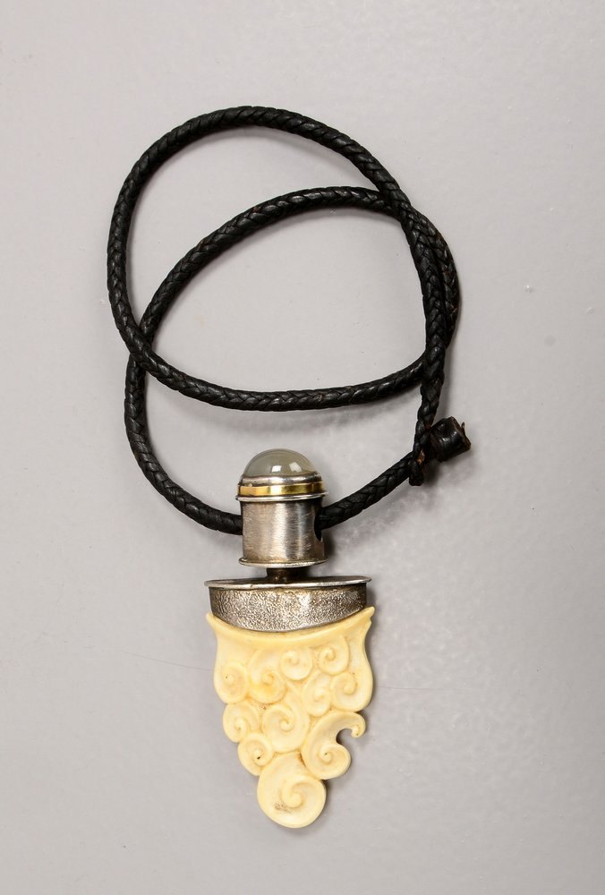 Lars Jensen, geschn. Bein-Anh. mit Mondstein in Silber-Fassung/teils Gold, an Lederband