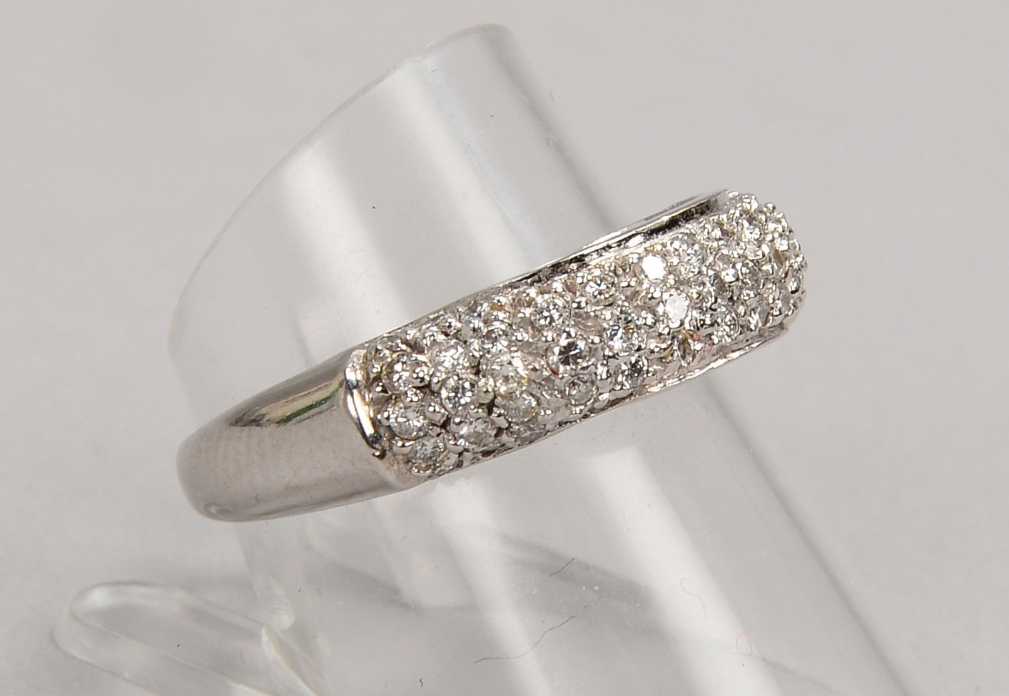 Ring, 585 WG (gest.), mit Diamanten im Achtkant- und Brillantschliff; RG 57, Gew. 5,20 g