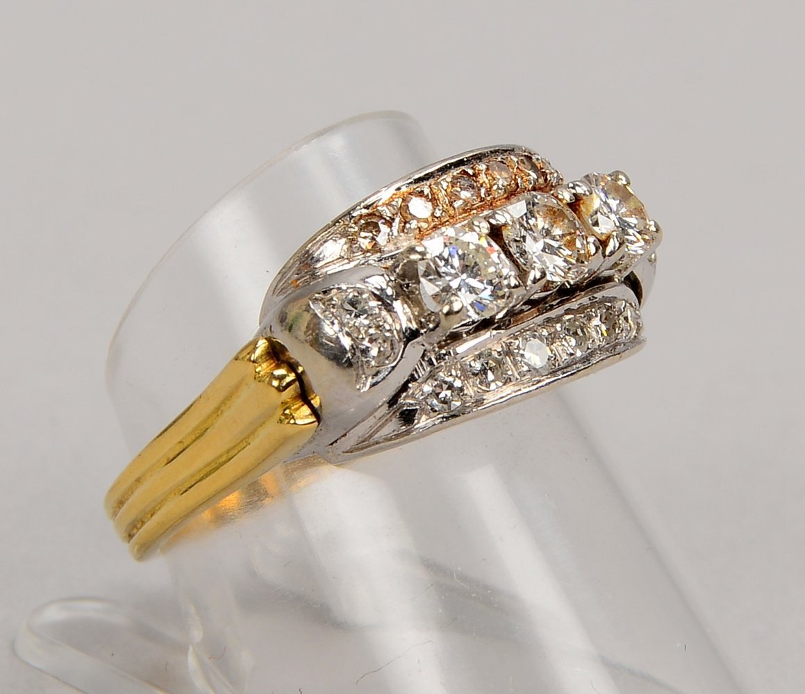 Ring, 585 GG/WG (gest.), mit 3x kl. Brill./ca. 0,60 ct, und 16x kl. Diam.; Gew. 7,10 g