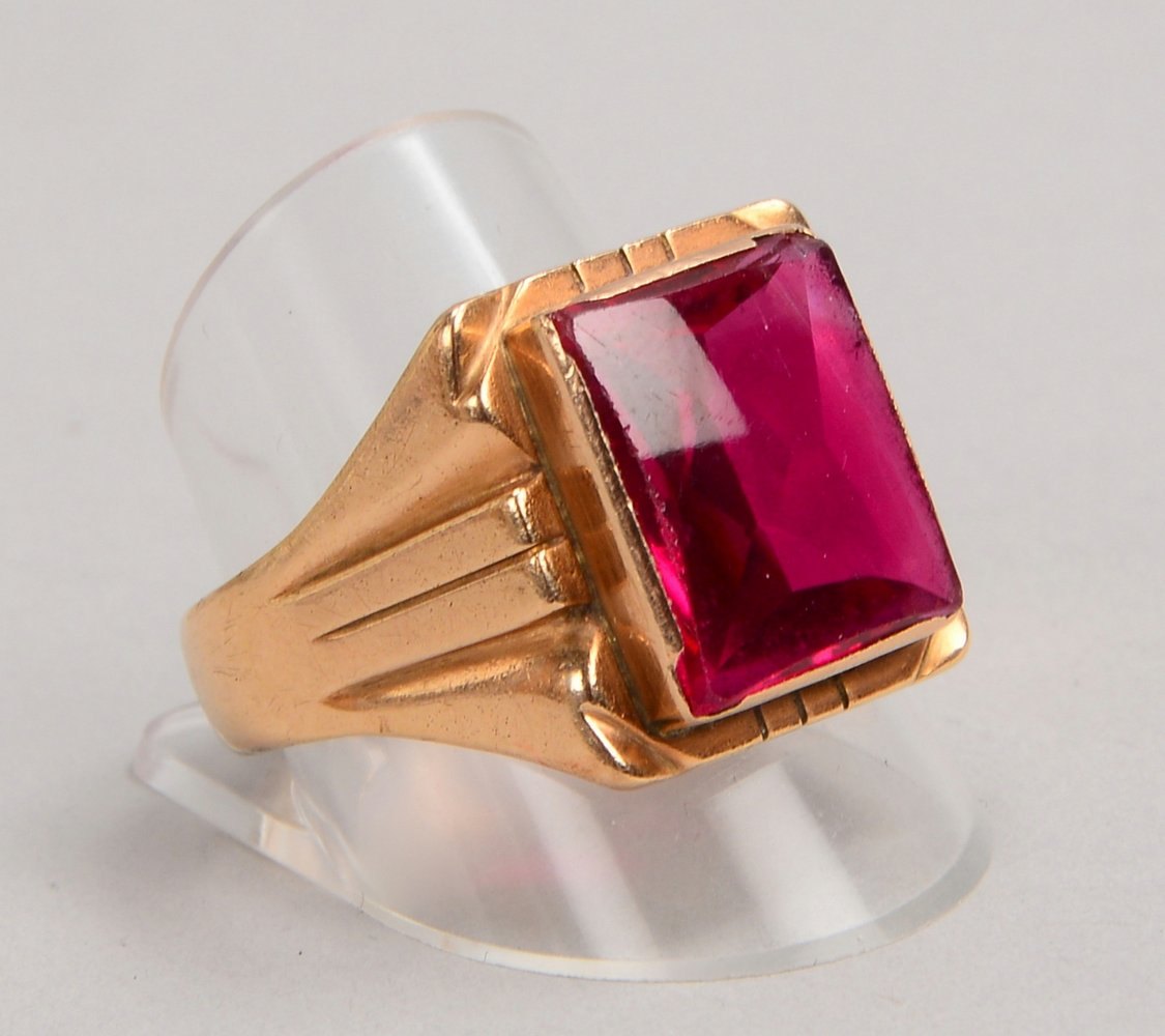 Herrenring, 585 RG (gest.), quadrat. Ringkopf/17 x 17 mm, mit fac. Rubin; RG 67