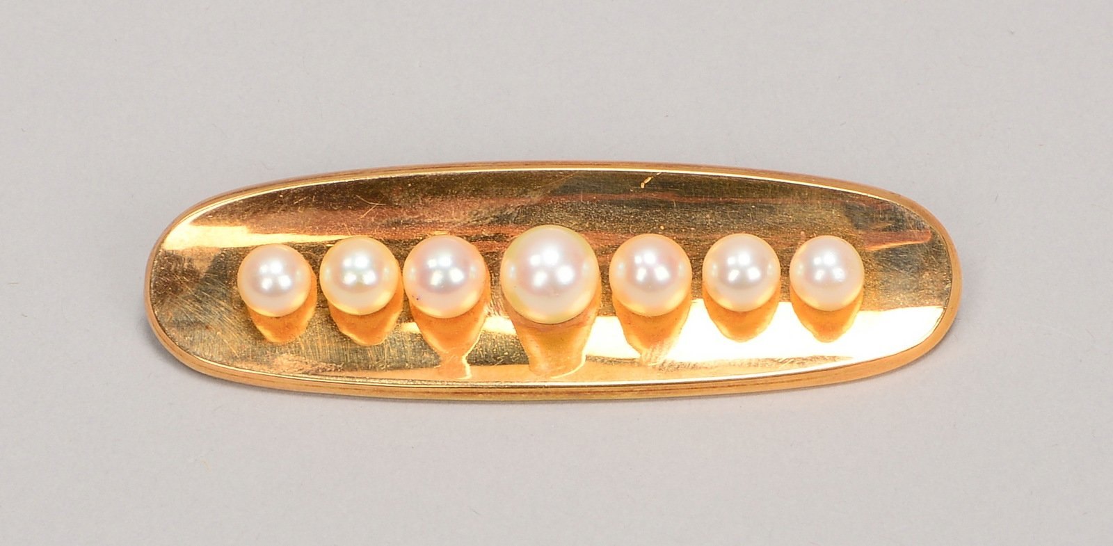 Brosche, 585 GG, mit 7-fachem Perlenbesatz; Länge 6,5 cm, Gewicht 12,70 g