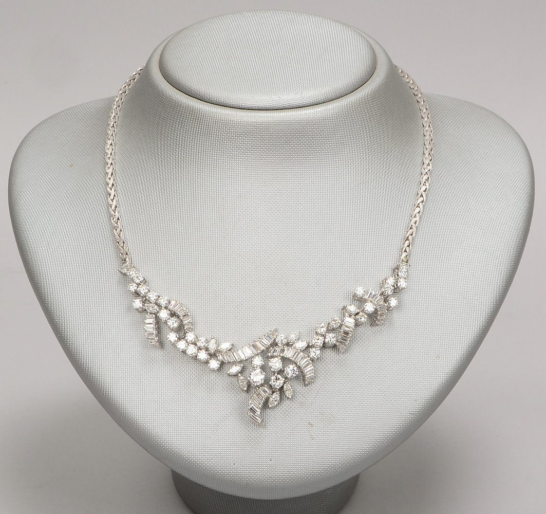 Exkl. Collier, 750 WG (gepr.), mit 99x Diam./zus ca. 10,07 ct, Farbe 'E - F', 'LR - Vvs'
