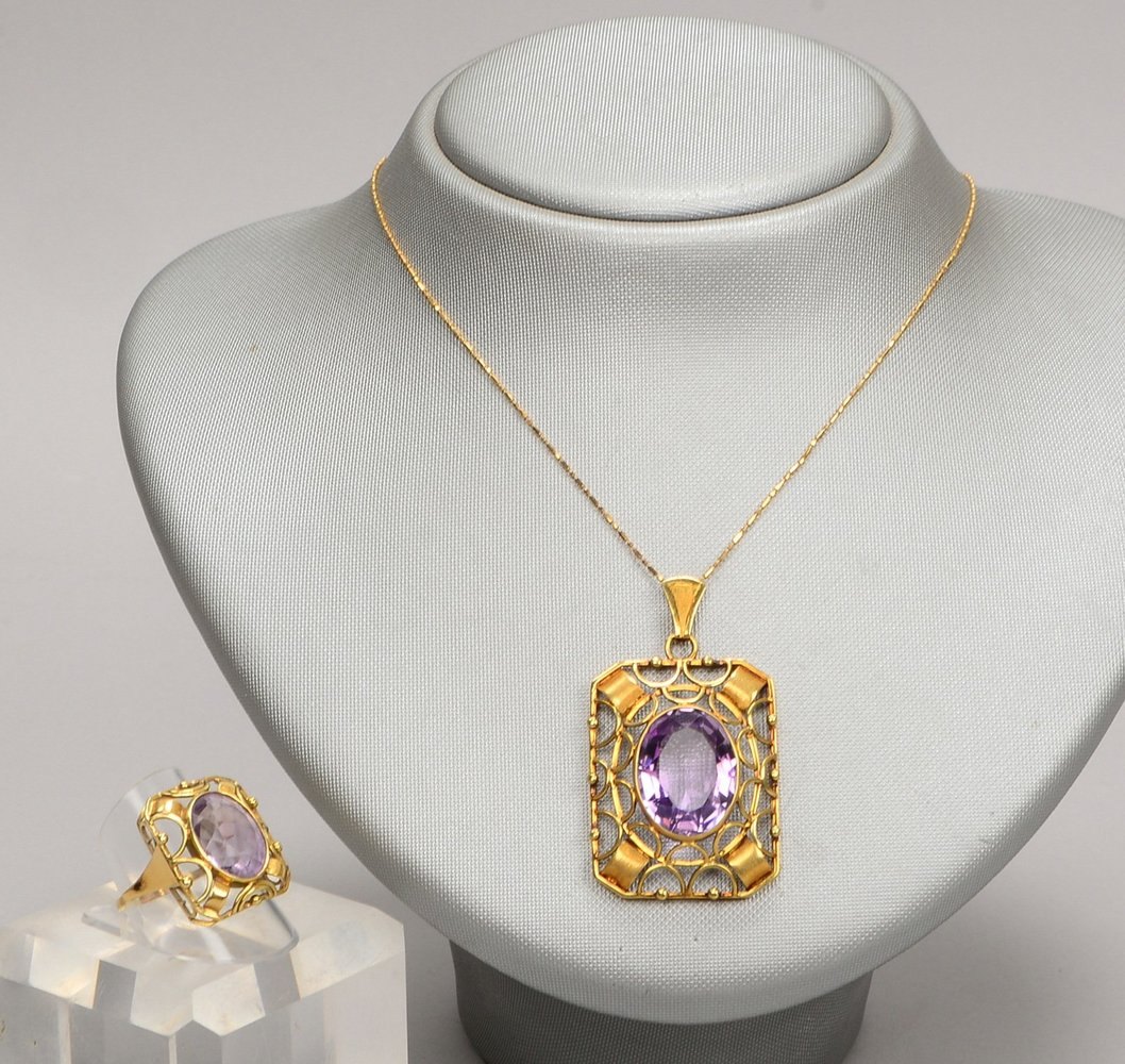 Kette mit Anhänger und Ring, 585 GG, mit Amethystbesatz, fac. Steine im Ovalschliff