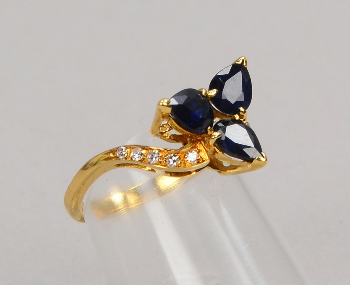 Ring, 750 GG (gest.), mit Saphiren/zus. ca. 0,35 ct, und Diam./zus. ca. 0,09 ct; RG 51