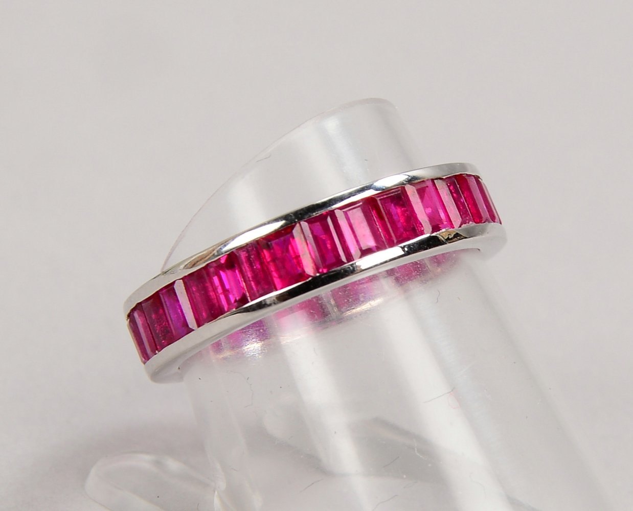Ring, 750 WG (gest.), Schiene mit Rubinbesatz/zus. ca. 3,57 ct; RG 55, Gew. 3 g