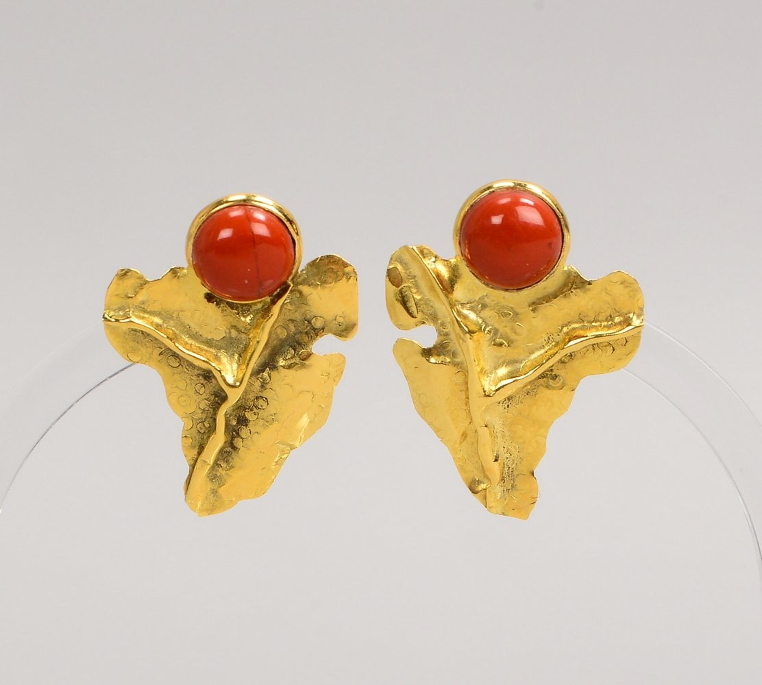 La Squadra/Italien, Paar Ohrclips, 750 GG (gest./punz.), mit Korallencabochon; Gew. 4,70 g