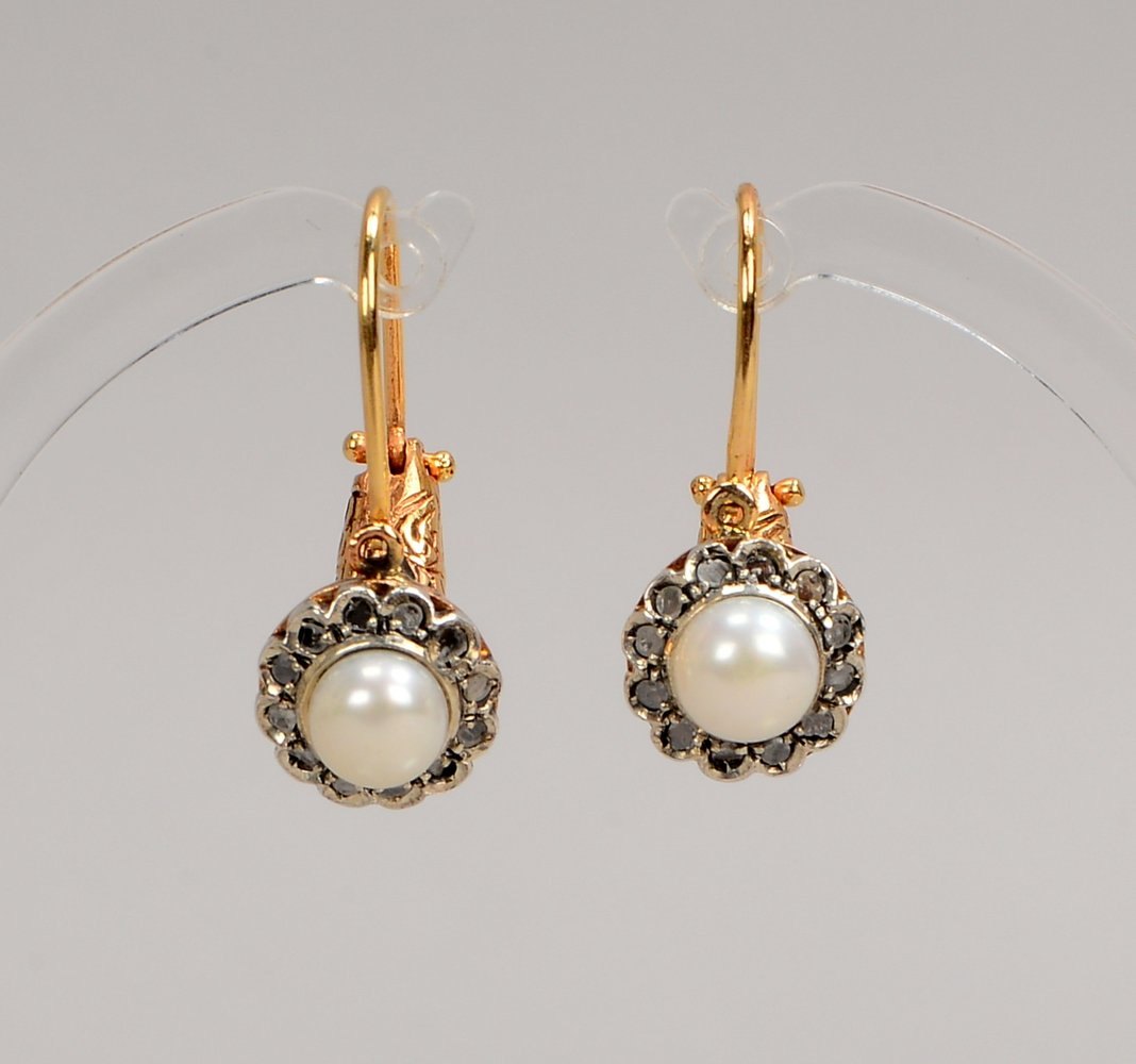 Paar Ohrhänger, 12 kt Gold/Silber, mit Perle und Diamantsplittern; Länge 2,5 cm, Gew. 7,70 g