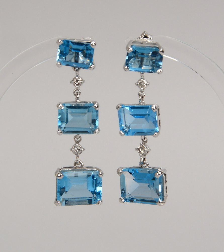 Paar Ohrstecker, 585 WG (gest.), je 3x Topase/zus. ca. 17,54 ct, und Diam.; Gew. 8,50 g