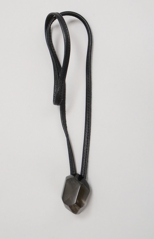 Monies, Designer-Collier, mit einzelnem Anhänger aus Acryl, an Lederband; Länge 86 cm