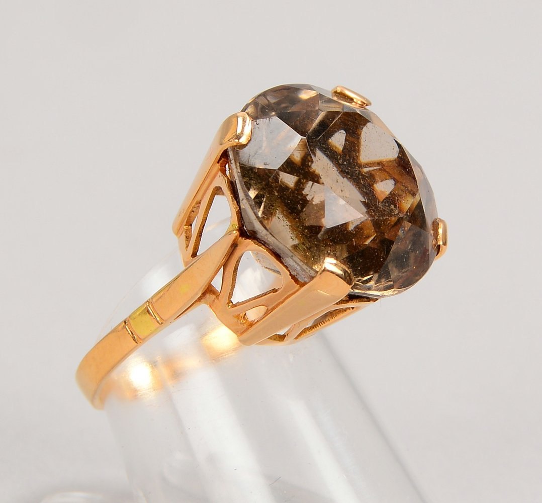 Ring, 750 GG (gepr.), mit fac. rundem Rauchquarz; RG 53, Gew. 8 g
