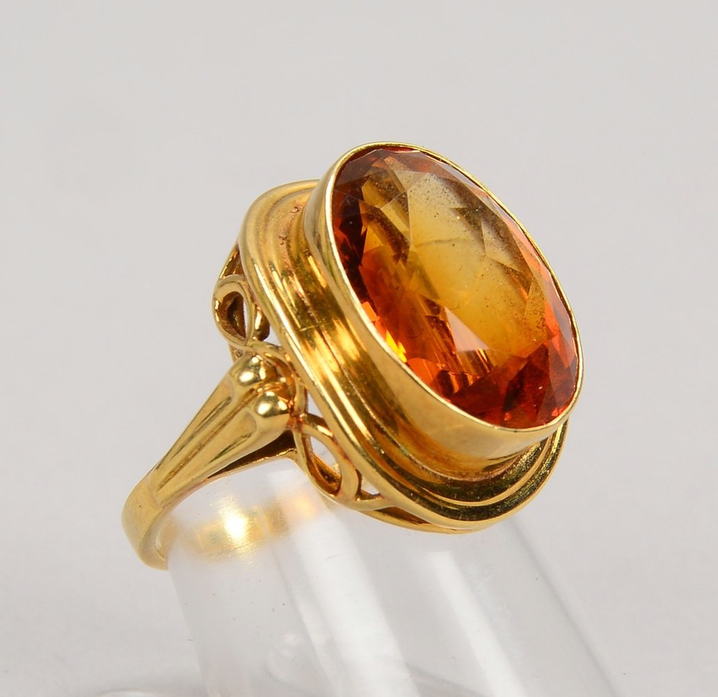 Ring, 585 GG (gest,), mit fac. ovalem Mandarin-Citrin; RG 53, Gew. 7,80 g