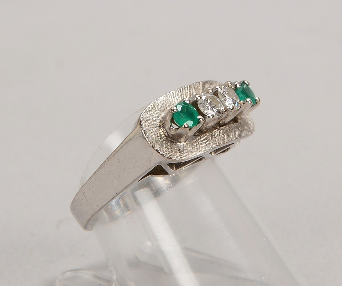 Ring, 750 WG (gest.), mit je 2x Brill. und 2x Smaragden; RG 55, Gew. 7,10 g