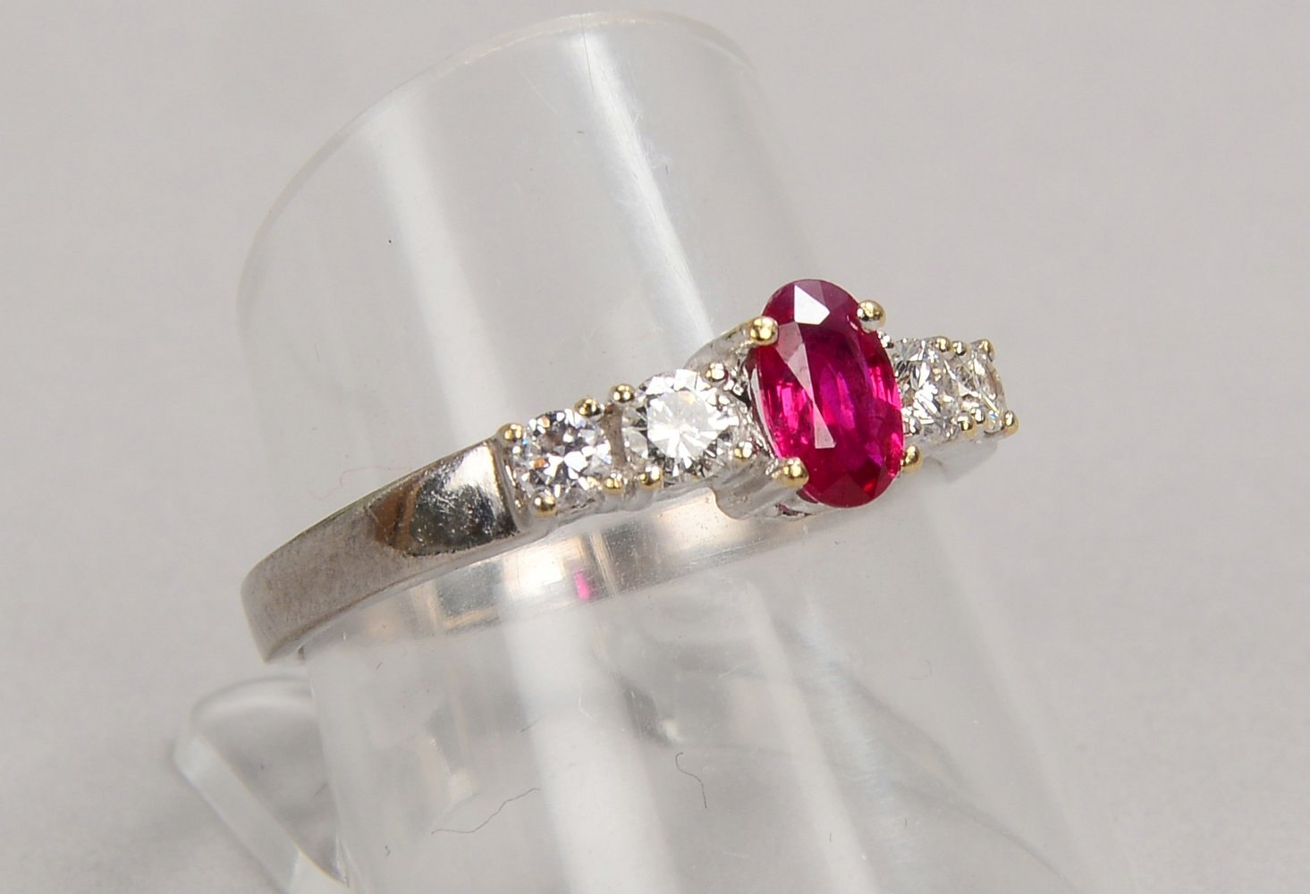 Ring, 750 WG (gest.), mit Rubin und 4-fachem Brillantbesatz; RG 58, Gew. 3,75 g