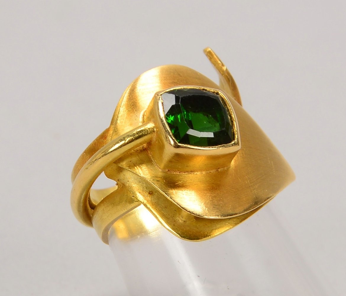 Ring, 750 GG (gest.), offene Ringschiene, mit Turmalinbesatz; RG 48/49, Gew. 9,10 g