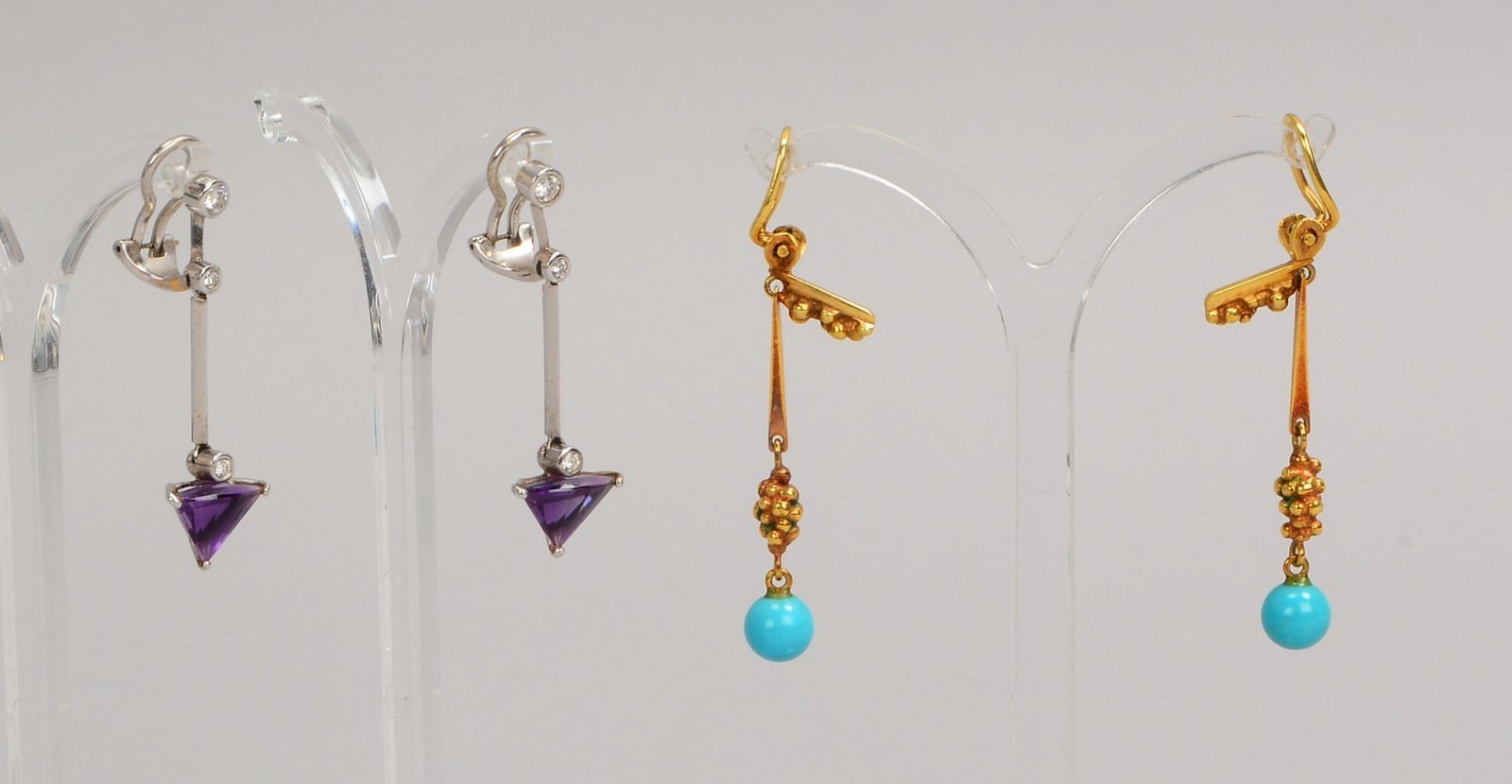 2 Paar Ohrhänger: 1x 750 WG (gest.), Amethyst/Diam.; 1x 585 GG (gest.), Türkisbes.