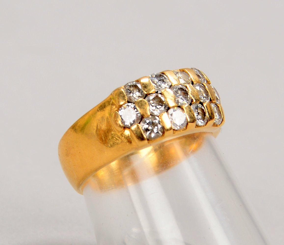 Ring, 585 GG (gest.), mit 13x kl. Brill., Farbe Weiß, 'P1 - P2'; RG 53, Gew. 4,30 g