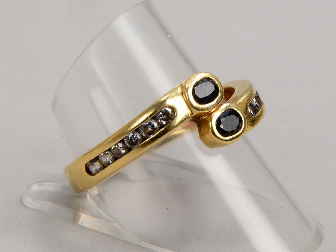 Ring, 585 GG (gest.), mit 2x Saphiren/12x kl. Diam.; RG 63, Gew. 3,80 g