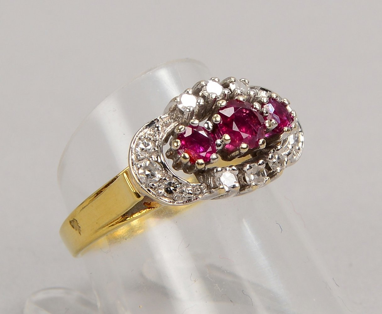Ring, 585 GG/WG (gest.), mit 3x Rubinen und 12x Achtkant-Diam.; Gew. 4,45 g