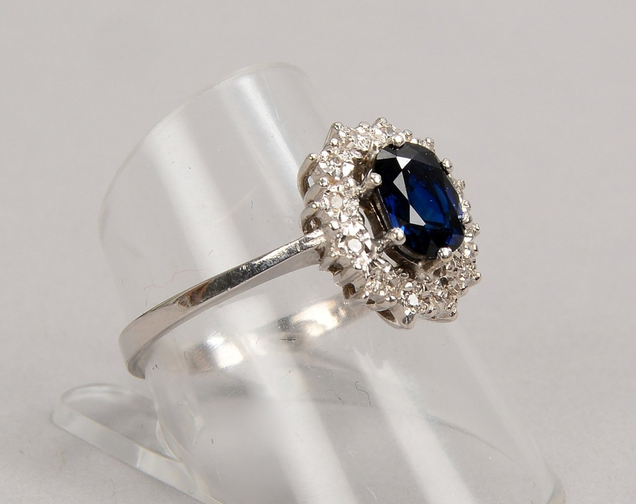 Ring, 585 WG (gest.), mit Saphir/ca. 1,05 ct, und Diamanten/ca. 0,06 ct; Gew. 3,23 g