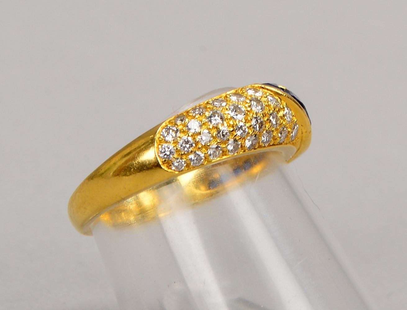 Ring, 750 GG (gest./engl. punz.), mit 12x Saphiren und 27x Brill./ca. 0,13 ct; Gew. 4,18 g
