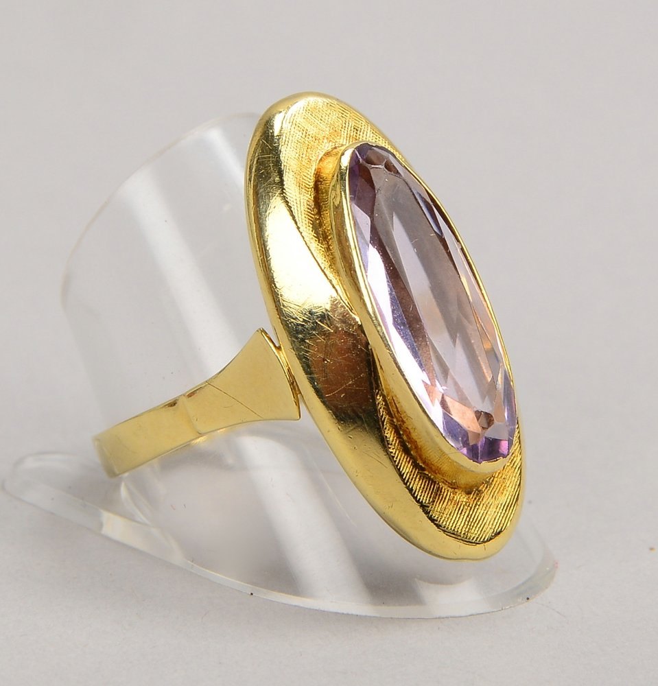 Ring, 585 GG (gest.), mit fac. ovalem Amethyst; RG 63, Gew. 5,20 g
