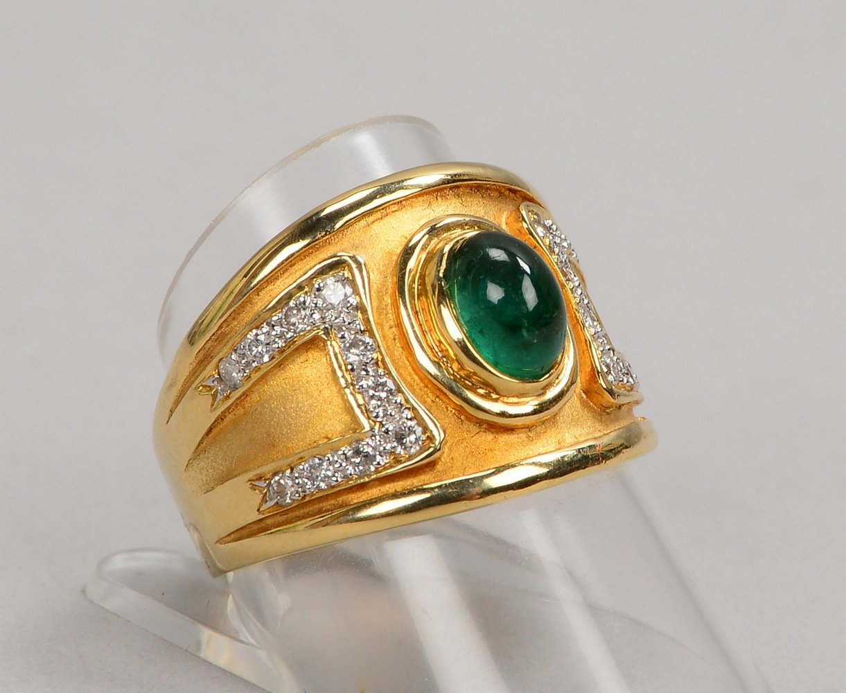 Ring, 585 GG (gest.), mit Smaragdcabochon und 2x kl. Brill./.ca. 0,30 ct; Gew. 9,80 g