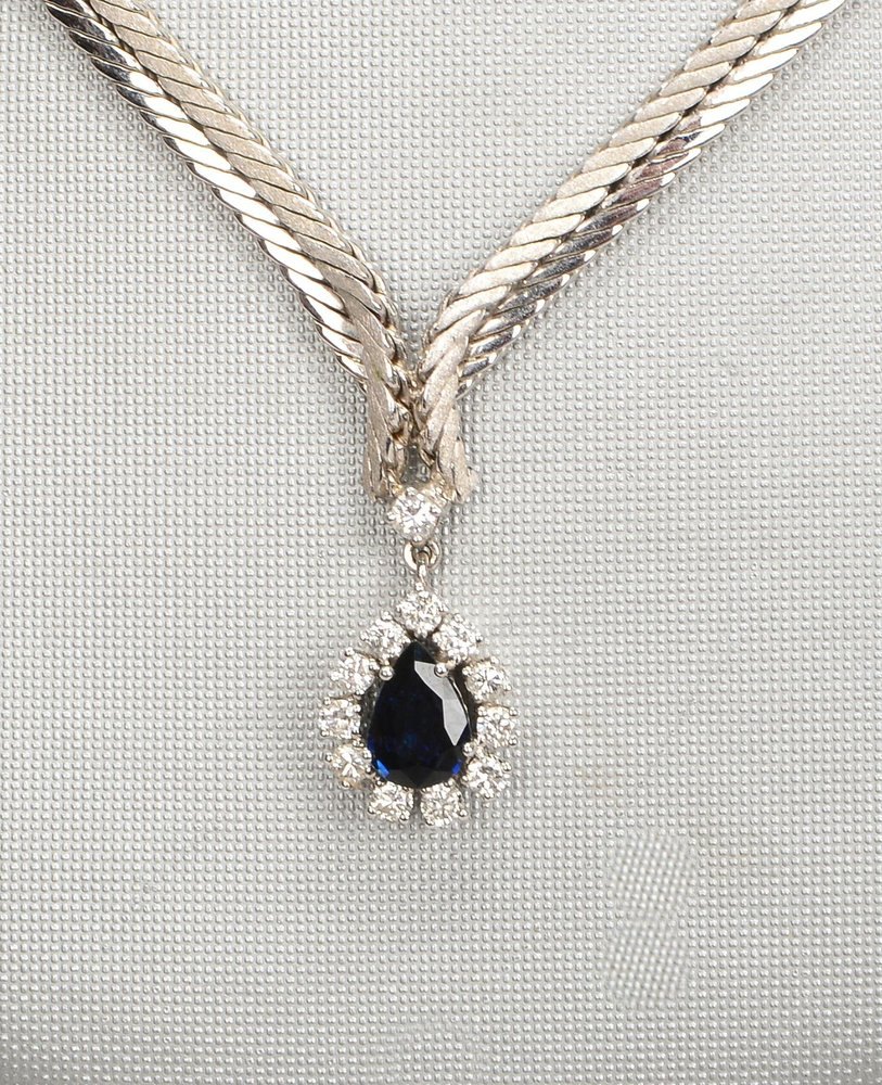 Collier, 585 WG (gest.), besetzt mit einzelnem Saphir und Brill./zus. ca. 0,62 ct