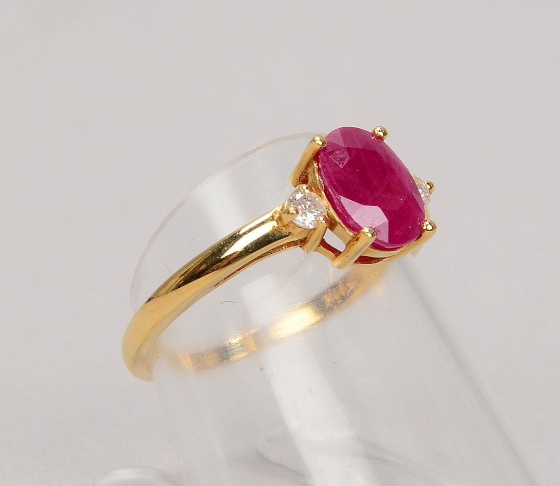 Bandring, 585 GG (gest.), mit ovalem Rubin und 2x kl. Diam.; RG 54, Gew. 2 g