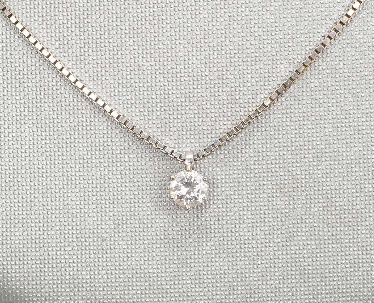 Anhänger an Kette, 750 WG, mit Brillant/ca. 0,51 ct, 'If - W'; Länge Kette 40 cm