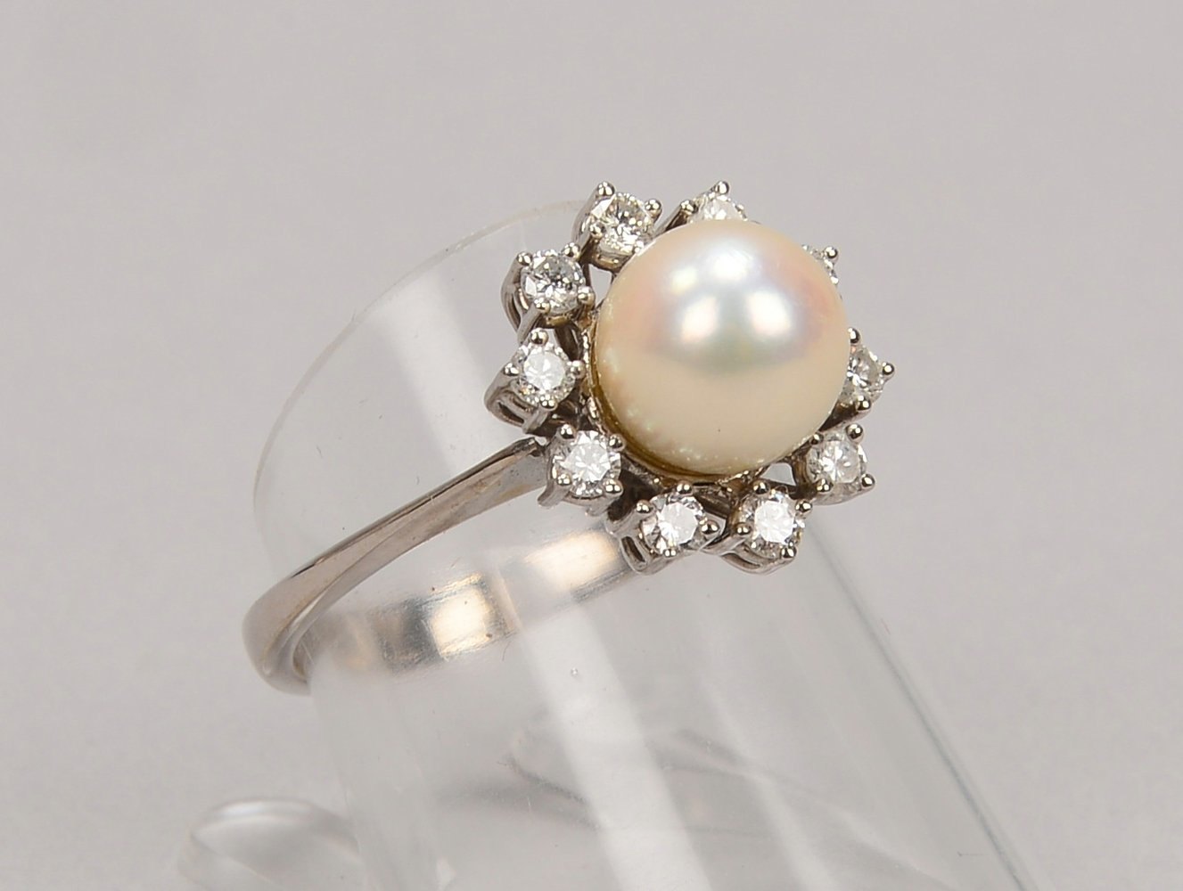 Ring, 750 WG, einzelne Perle mit einer Entourage aus Brill./zus. ca. 0,40 ct; RG 56, Gew. 4,10 g