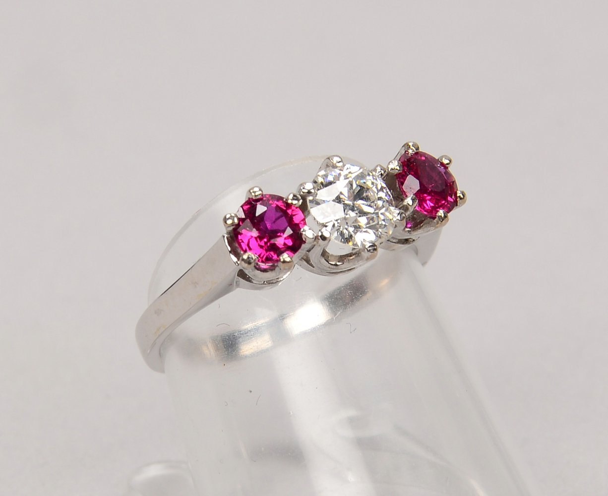 Ring, 750 WG, mit Altschliff-Diam./ca. 0,50 ct, 'W - Si',und 2x Rubinen; RG 54, Gew. 4 g