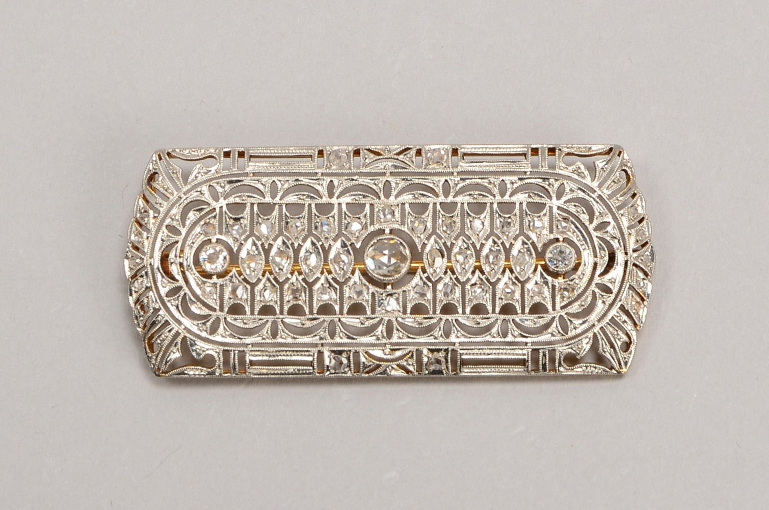 Brosche, 750 GG/WG (gepr.), vielf. Diamantbesatz im Rosenschliff/2x Altschliff