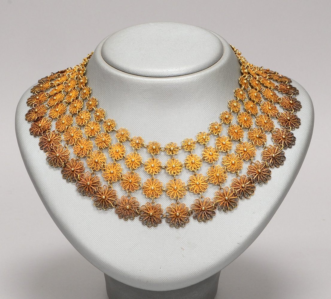 Collier, Metall vergoldet, 4-reihiges Kettennetz aus filigr. floralen 'Blüten'/verl.