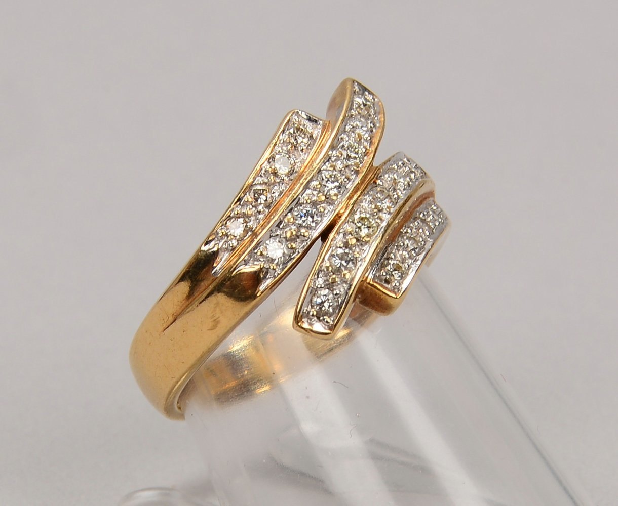 Ring, 585 GG/WG (gest.), mit 20x kl. Diamanten/zus. ca. 0,30 ct; RG 56, Gew. 6,30 g